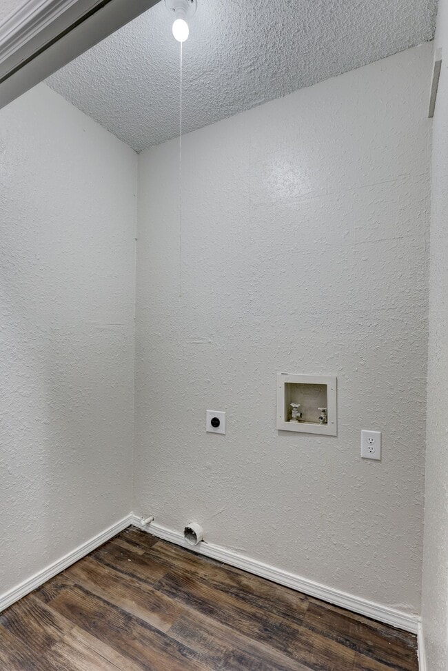 Building Photo - Home Like Living at Apartment Prices