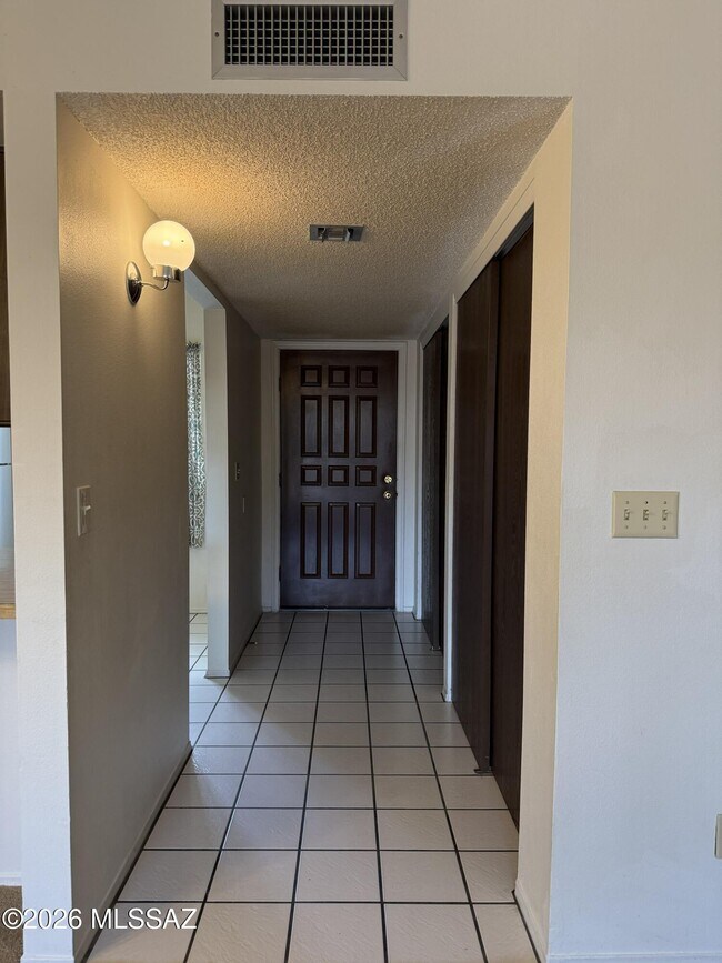Building Photo - 964 S Pantano Rd