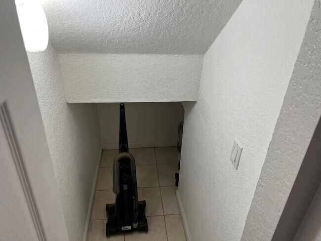 Building Photo - 4926 Ave