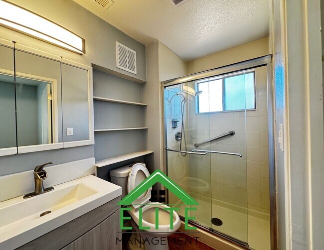 Building Photo - Charming 3?Bed/2?Bath Rosemont Ranch — Mod...