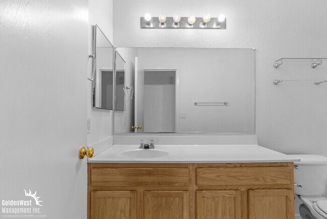 Building Photo - Updated 3Bdm 2Ba Home in Surprise!