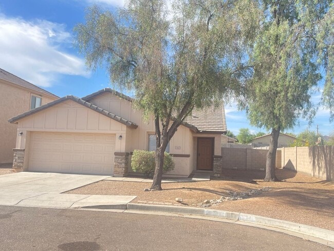 Building Photo - Fresh paint 3 Bedroom, 2 baths very low maintenance home