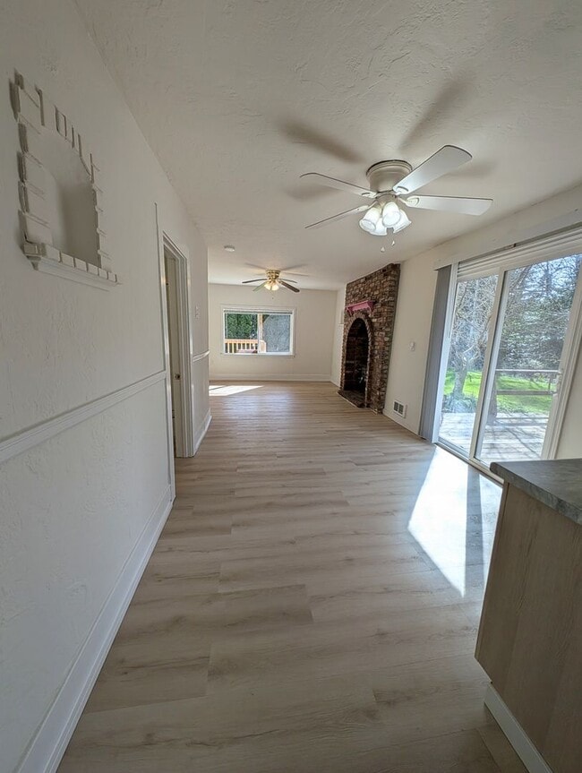 Building Photo - Charming 2 Bed Rental w Bonus Space & Loft! Available Now!