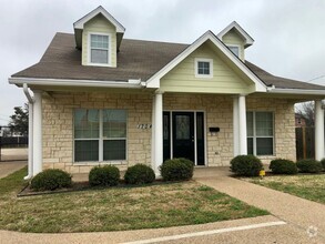 Building Photo - Modern Home Downtown/Baylor Area