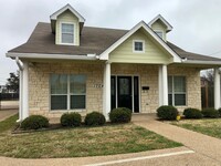 Building Photo - Modern Home Downtown/Baylor Area