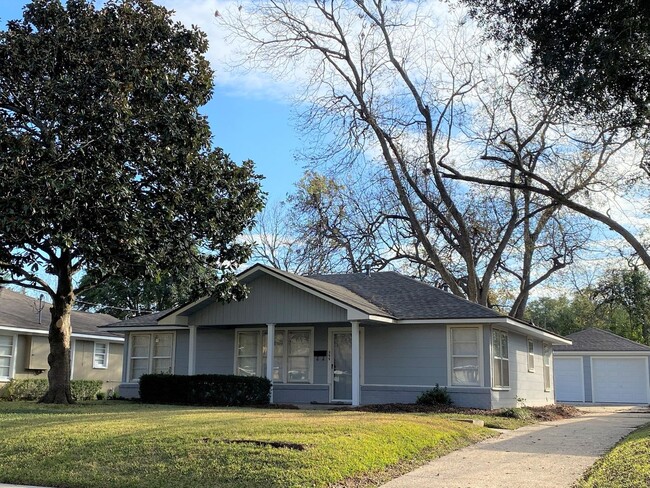 Building Photo - Recently renovated 3 bedroom home for leas...