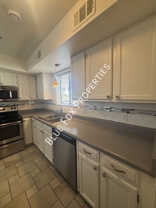 Building Photo - 2601 W Broadway Blvd