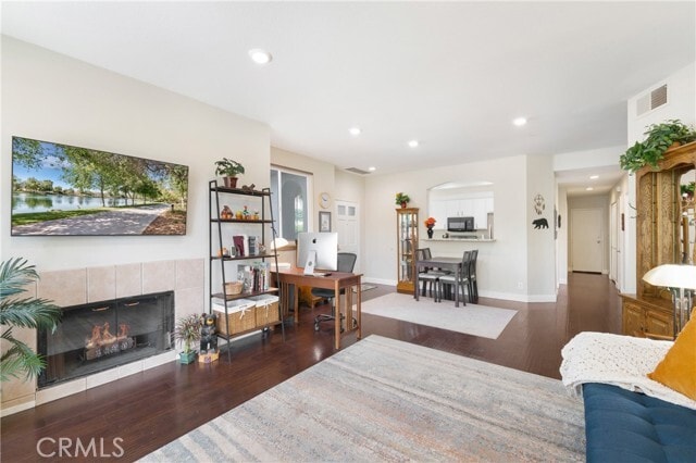 Building Photo - 2 Vía Entrada