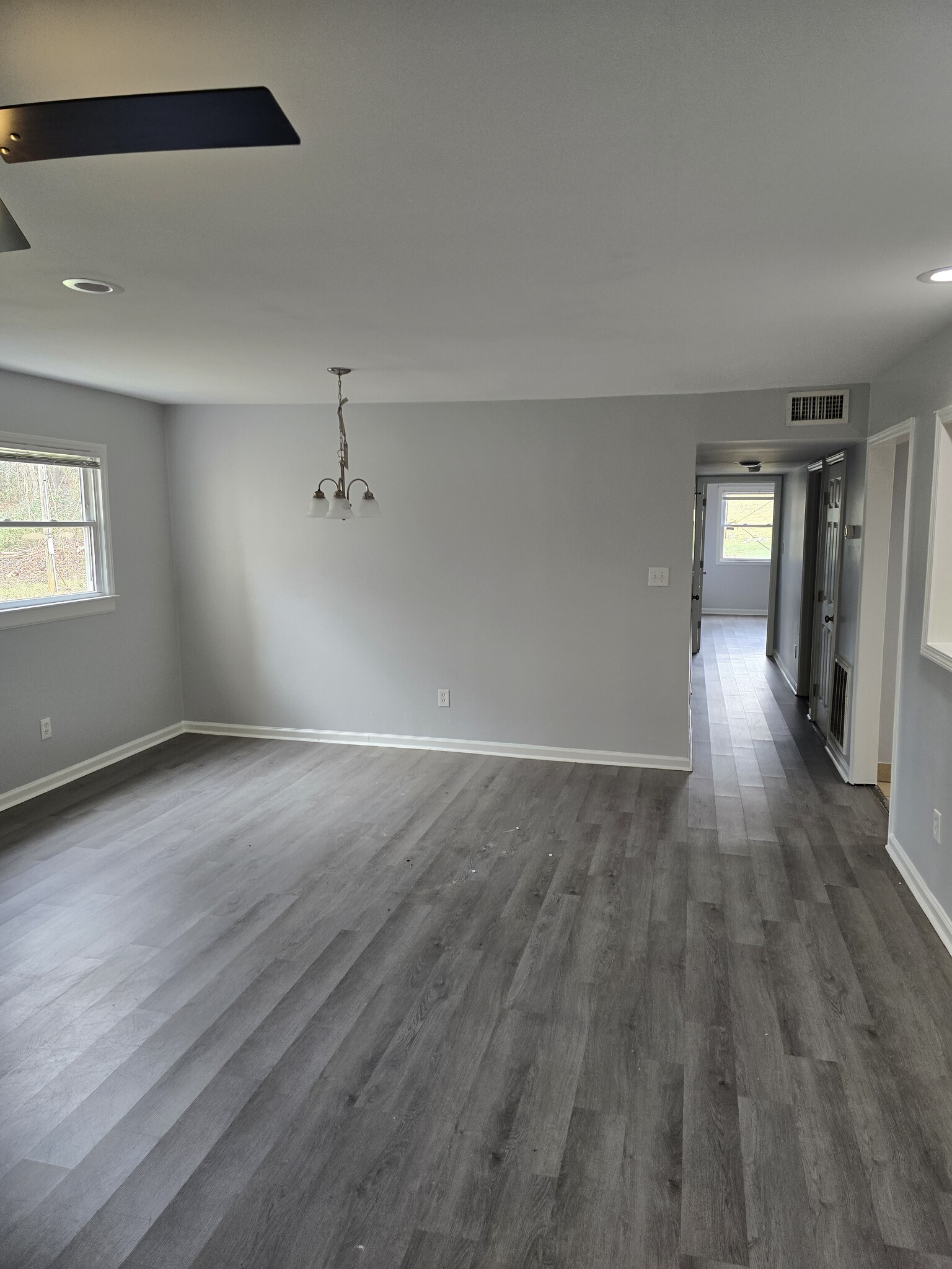 Livingroom/ Dining room, hallway - 7984 Shady Oak Trl