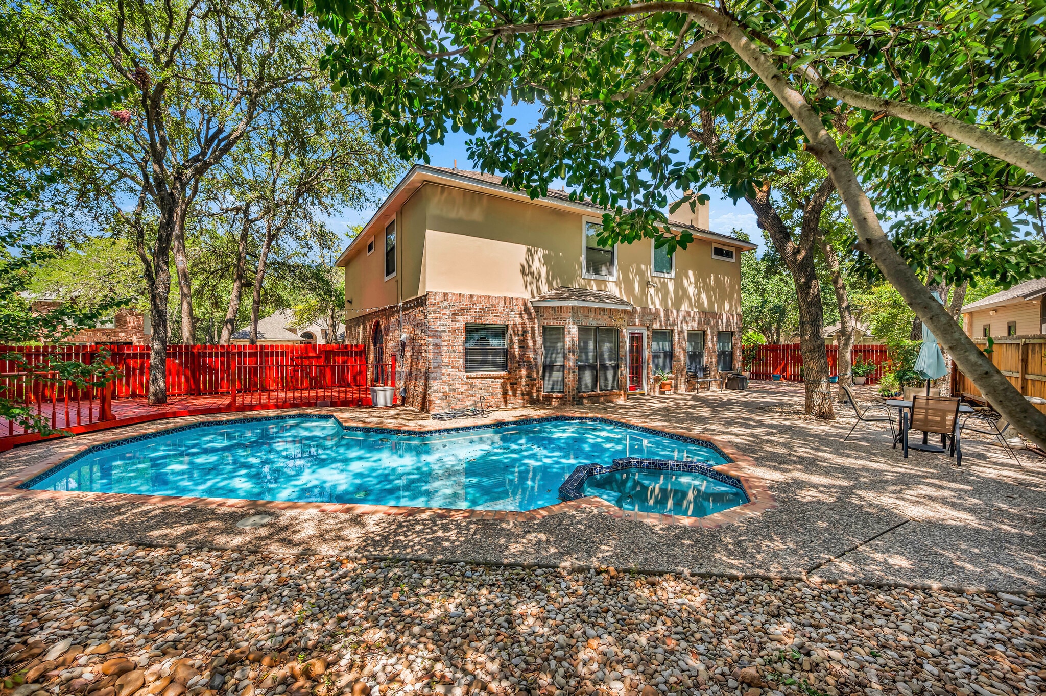 Building Photo - 2326 Oak Castle