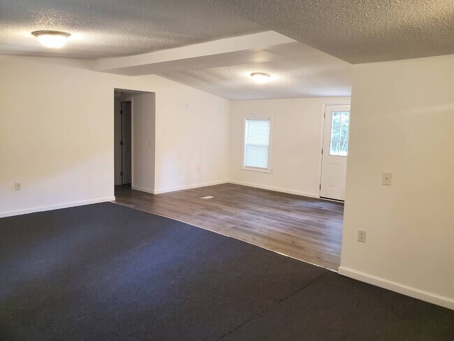 Building Photo - 515 Swinson Rd