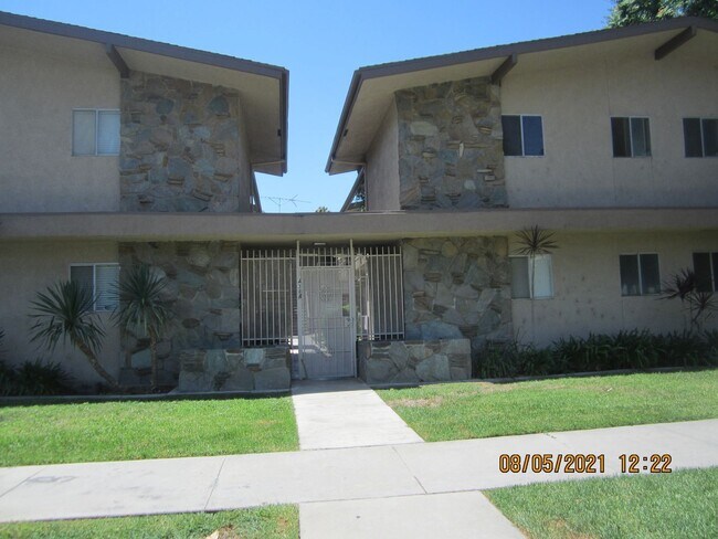 Primary Photo - 2 br, 1 bath House - 4314 UNIVERSITY AVE #8
