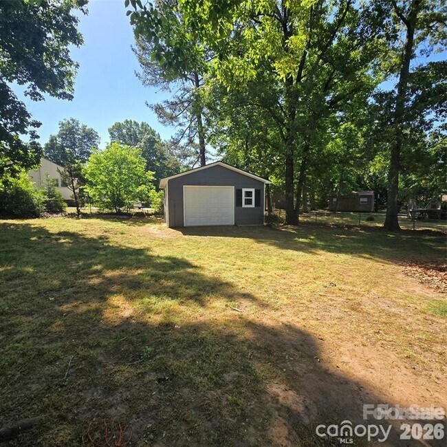 Building Photo - 421 Kingfield Dr SW