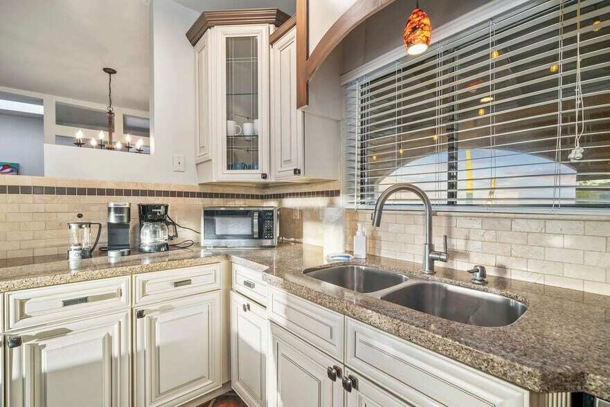 Building Photo - 5190 W Pso Del Barranco