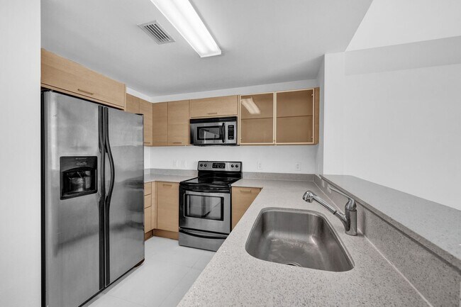 Building Photo - 1 bedroom and 1 bath condo located east side of Biscayne Blvd Miami Florida