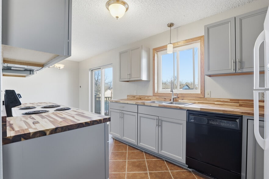 Building Photo - 1731 Sharp Dr