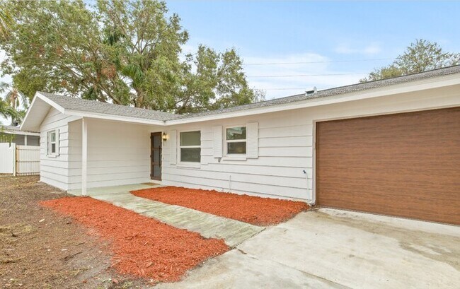 Building Photo - Home For Rent in Clearwater Manor!