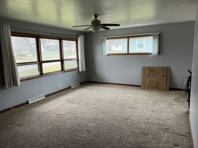 Building Photo - 3 bedroom 1.5 Bathroom with a Large Backya...