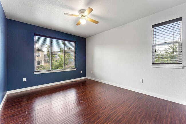 Building Photo - 4bed 4bath with fenced yard in Denver!