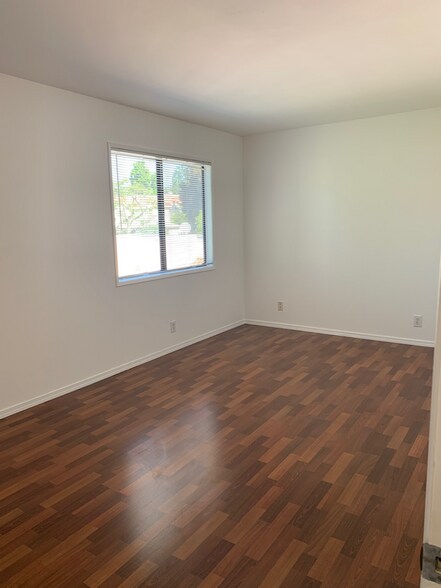 Building Photo - 2615 W Grand Ave