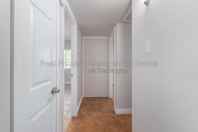 Building Photo - 5438 S 46th Pl