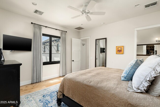 Building Photo - 4901 E Amelia Ave