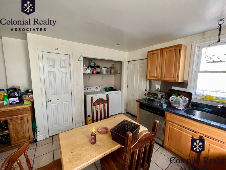 Building Photo - 40 Hooker St