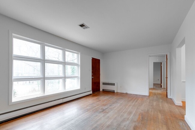 Building Photo - 3 Bedroom & 1.5 Bathroom with Huge Fenced ...