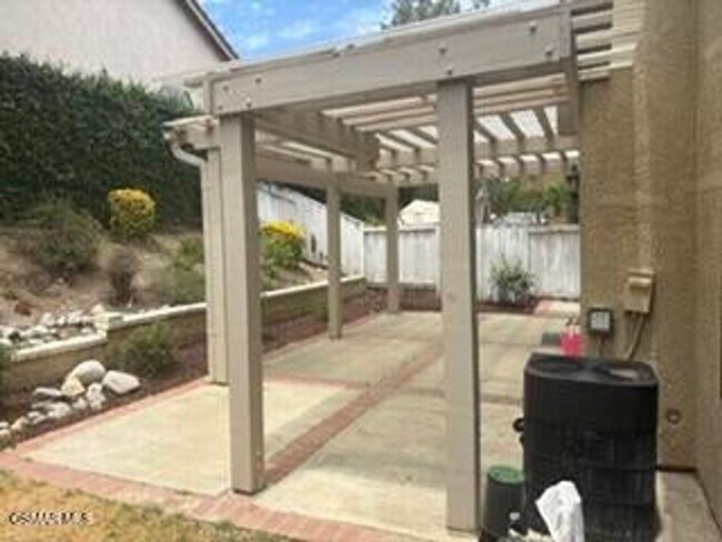 Building Photo - Welcome to this beautifully updated 3-bedroom, 2.5-bathroom home located in one of Calabasas