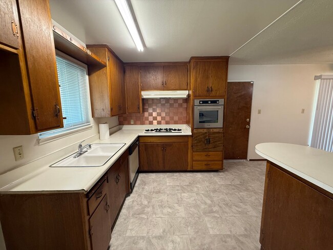 Building Photo - 3 bed 2 bath available in Sacramento!