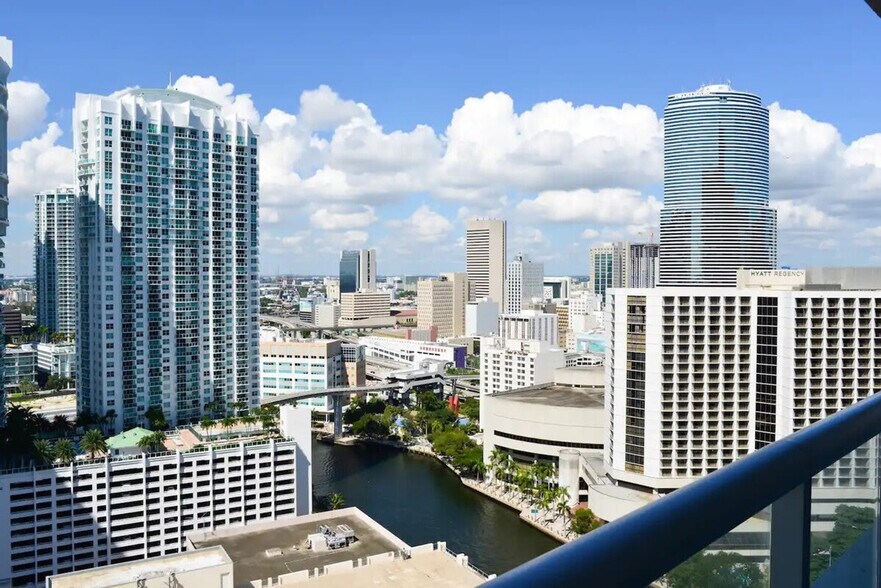 Building Photo - 485 Brickell Ave