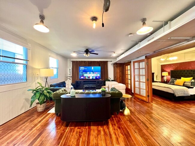 Building Photo - 814 Victorian Alley