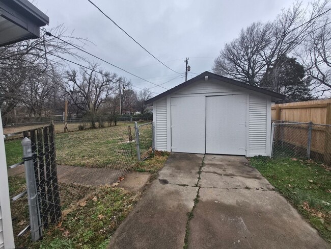 Building Photo - This beautifully updated 2-bedroom, 2-bath rental features modern updates throughout.