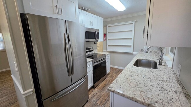 Building Photo - 2 bed 1 bath just remodeled