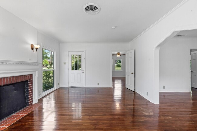 Building Photo - Historic Charm in Hillsboro!
