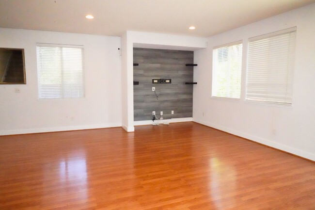 Building Photo - Beautiful 4 bed/ 3.5 bath in Natomas!