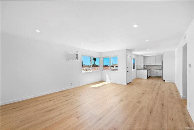 Building Photo - 223 Avenida Victoria