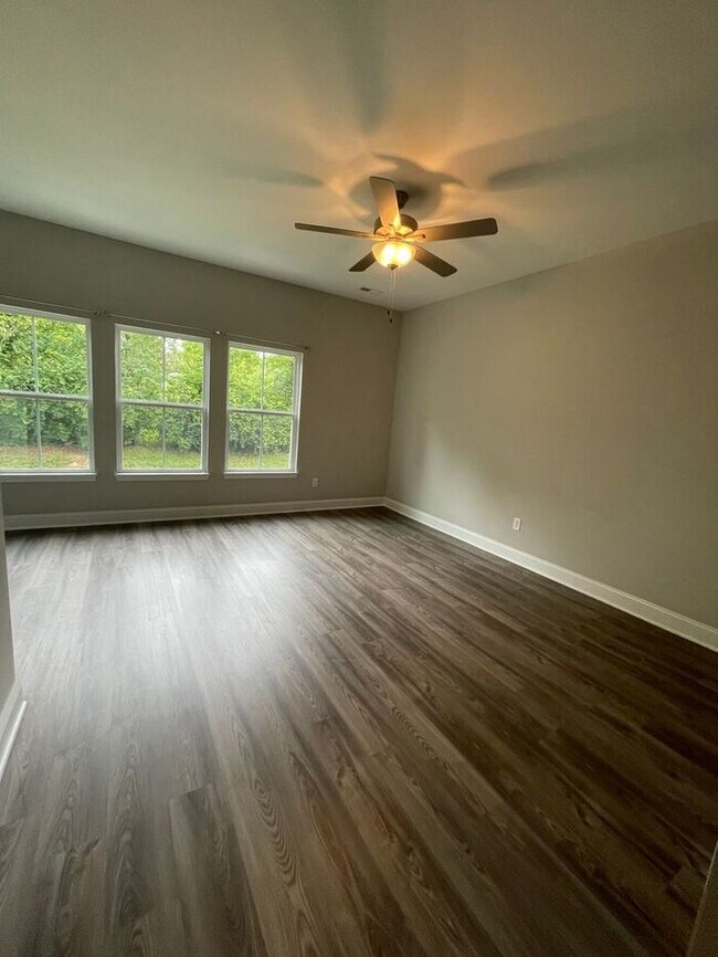 Building Photo - 3 Bedrooms, 2.5 Baths 2-story townhome