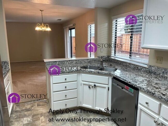 Building Photo - 1633 Lindbergh Dr