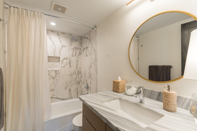 Building Photo - 2701 Westheimer Rd