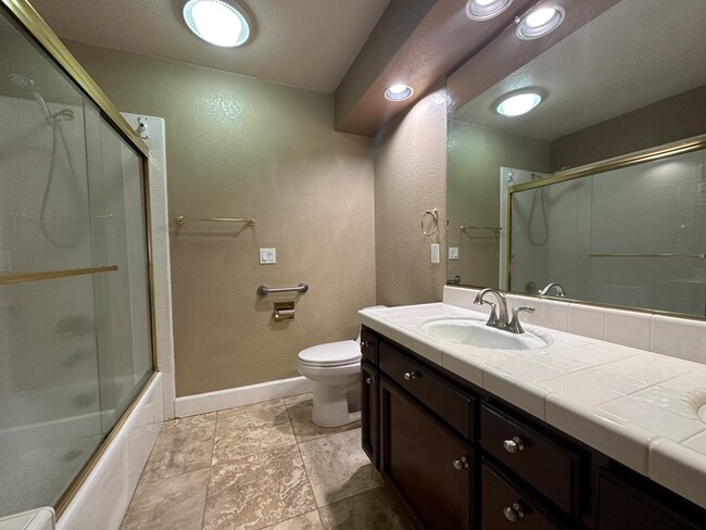 Building Photo - Beautiful 4 Bedroom Single Story For Rent in Gold River!