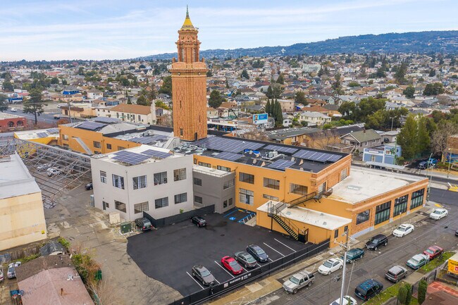 Building Photo - Two level loft with great light and ample ...