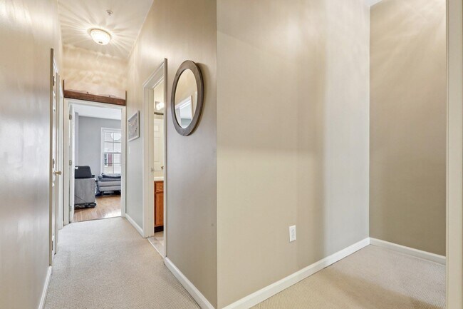 Building Photo - 273 Roslyn Ct