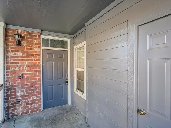 Building Photo - Stunning 2 Bedroom 2 Bathroom condo In Aurora with a garage!
