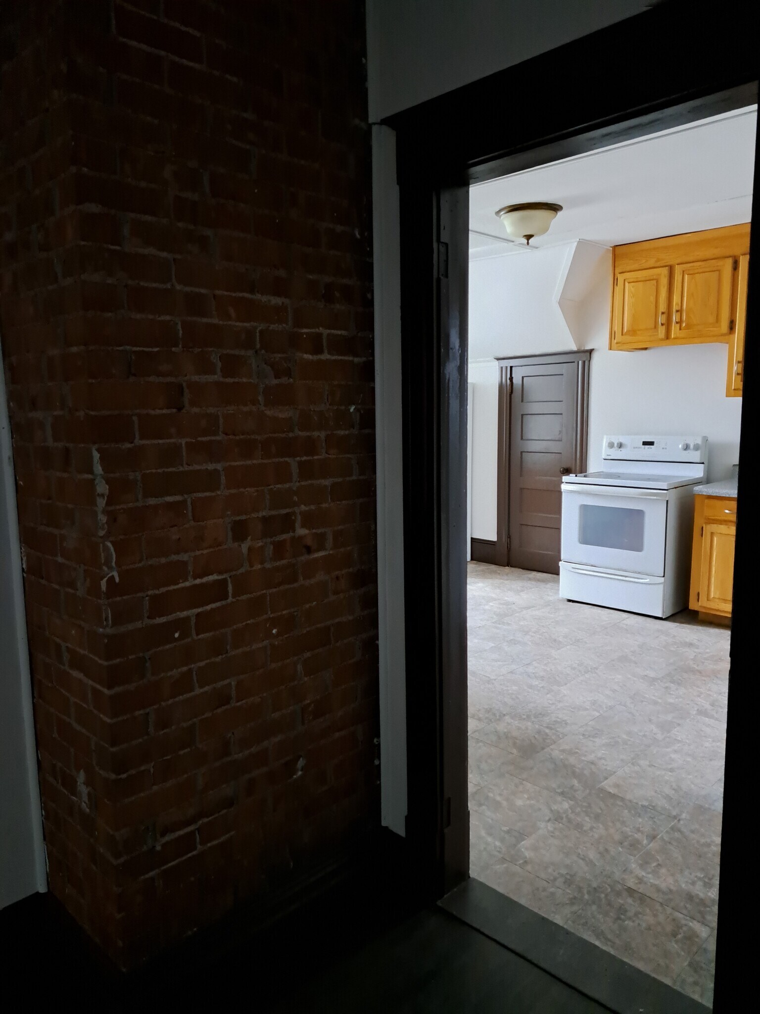 Building Photo - 261 Maple St