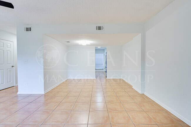 Building Photo - Beautiful Two-Story Townhome in Ormond Beach