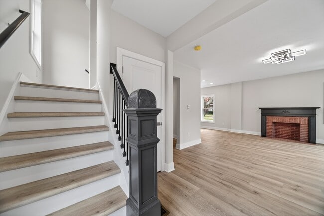 Building Photo - 729 W 9th St