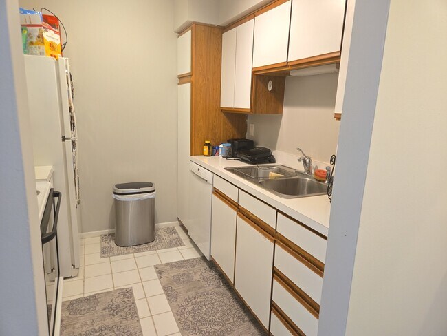 Building Photo - 6151 Knoll Wood Rd