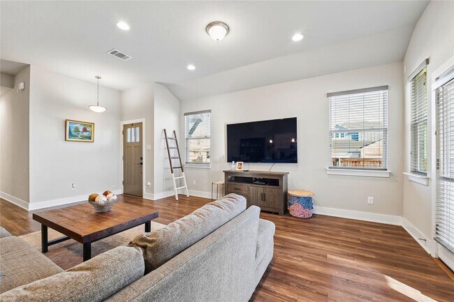 Building Photo - 501 Peace Dr