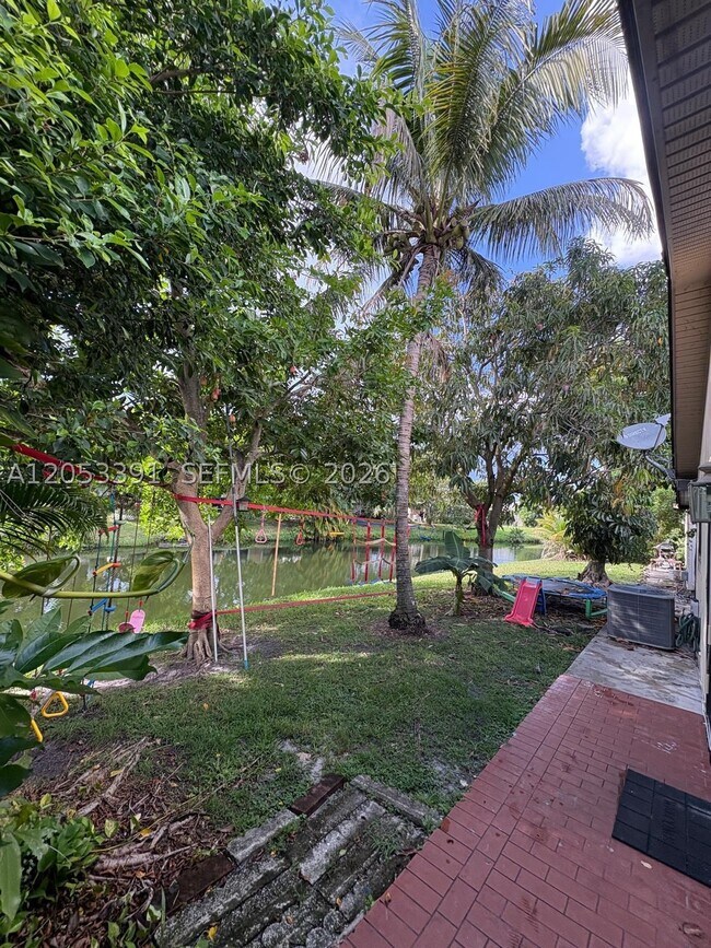Building Photo - 9821 W Elm Ln